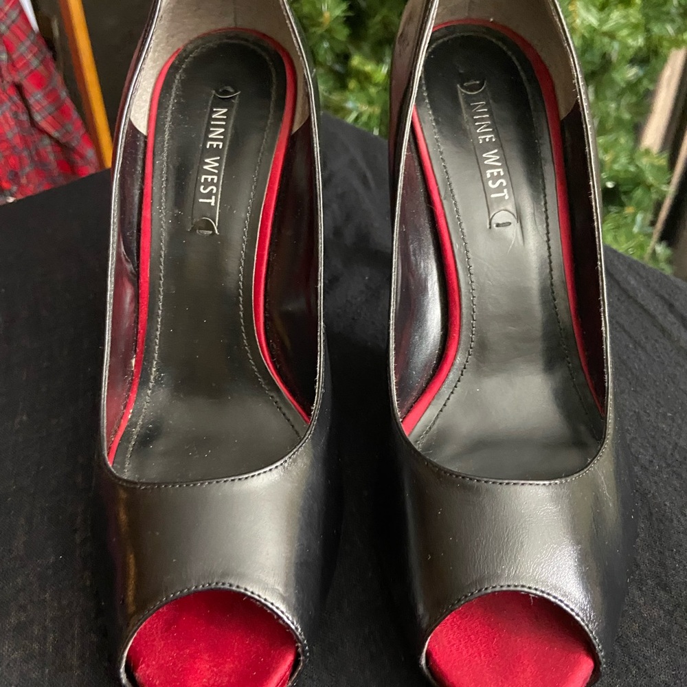 Nine West Black PeepToe Heel. Size 9. Blk Red lining - worn 2x Excellent Condi